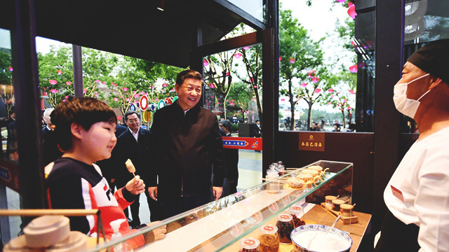 시진핑 주석이 다탕부예청 거리에서 노점 상인과 환담하고 있다 (사진 출처: 신화사)