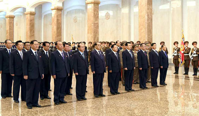 북한 노동신문이 보도한 간부들의 금수산태양궁전 참배 모습. 김정은 위원장의 모습은 보이지 않는다.