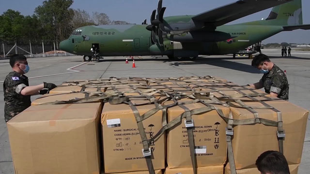 C-130J 수송기가 미얀마에서 방역 물자를 싣고 있다. 엔진 4개로 CN-235 계열보다 큰 수송기로 약 5,760km를 날 수 있어 장거리 물자, 인력 수송에 동원된다.