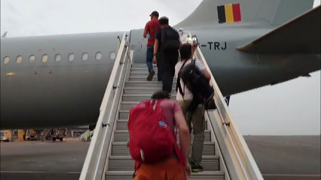 말리에서 비행기에 우리 기업인들이 탑승하는 모습. 민항기로 많이 쓰이는 에어버스사의 A321. 벨기에군 소속이다.