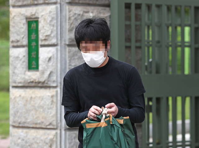 석방된 ‘세계 최대 아동 성 착취물 사이트’ 운영자 손OO (6일 서울구치소 앞)