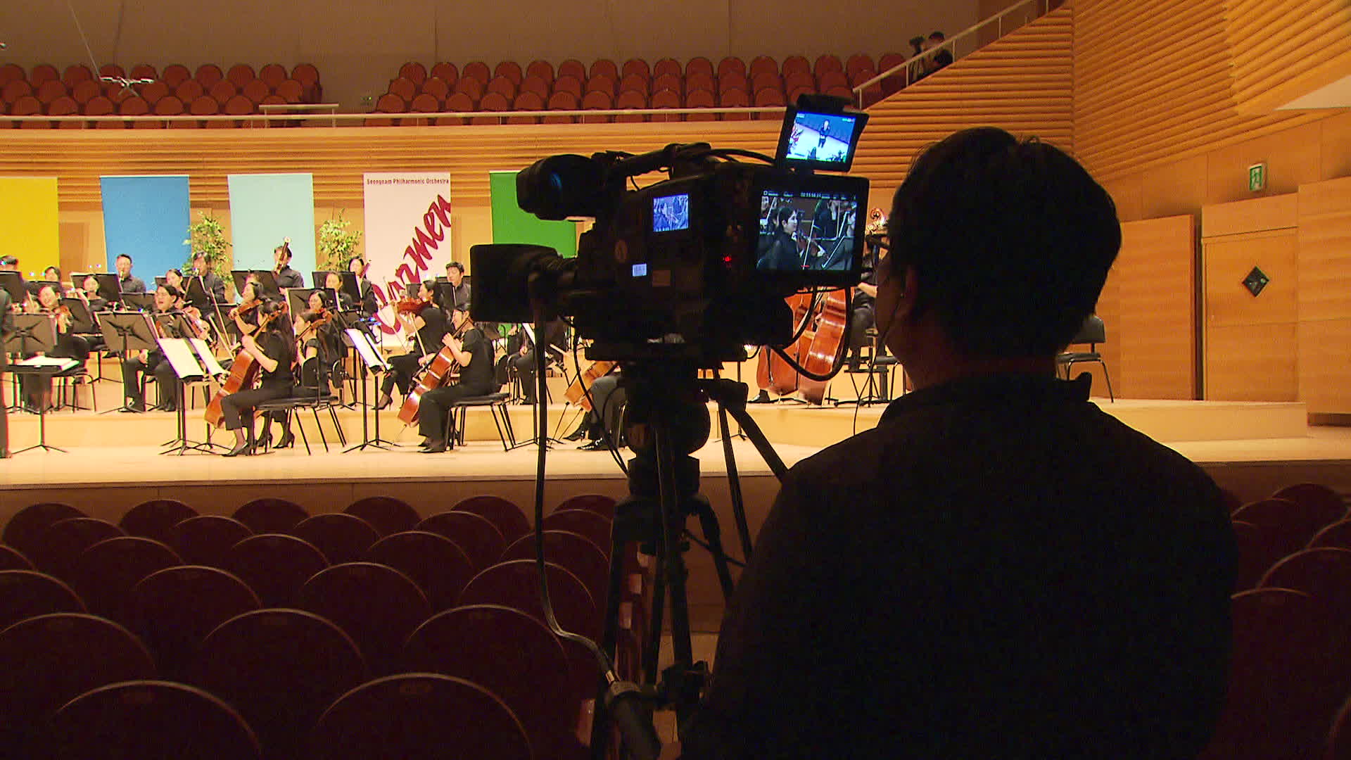 지난 11일 저녁, 성남시립교향악단 공연을 생중계하기 위해 실시간으로 공연을 촬영하고 있다.