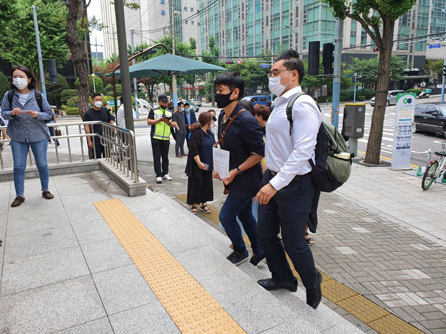 경찰과 면담을 요청하기 위해 서울지방경찰청 민원실로 들어가고 있는 장애인차별금지추진연대 관계자들