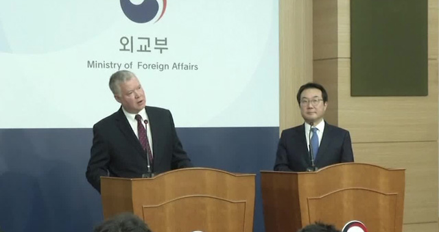 지난해 12월 스티브 비건 당시 대북특별대표가 한국을 찾아 기자회견을 열고 북한을 상대로 직접 만나자고 제안하고 있다.
