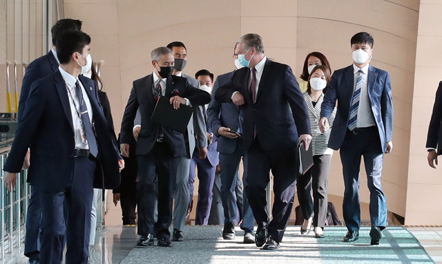 스티븐 비건 미국 국무부 부장관(오른쪽)과 해리 해리스 주한 미국대사가 8일 오전 정부서울청사에서 외교부 청사로 이동하면서 팔꿈치를 맞대며 인사하고 있다.