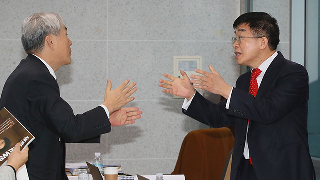 2020년 3월 15일, 미래한국당 공병호 공관위원장과 조훈현 공관위원이 비례대표 예비후보 면접 도중 대화를 나누고 있다.