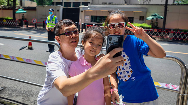 지난 26일 청두 미 총영사관 맞은편에서 구경 나온 중국인 가족이 셀카를 찍고 있다. [사진=EPA 연합뉴스]