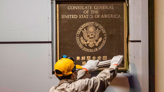 지난 26일 저녁 한 작업자가 청두 미 총영사관 외벽에 붙은 미국 영사관 명판을 떼어내고 있다.[사진=EPA 연합뉴스]