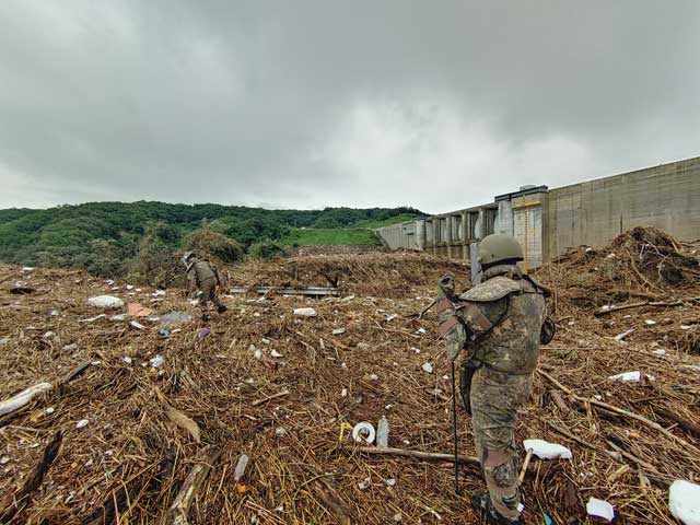경기도 연천 한탄강댐 일대에서 지뢰탐색작전 중인 육군 장병들