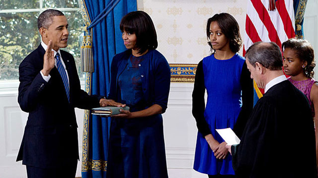 버락 오바마 미국 대통령이 2013년 1월 20일 미국 백악관에서 성경에 손을 얹고 존 로버츠 연방 대법원장의 주재 속에 취임 선서를 했다. [사진 출처 : 게티이미지]