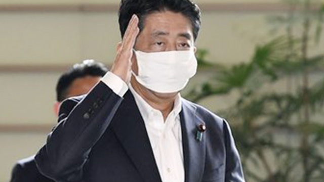 아베 신조 일본 총리가 2주일 만에 25일 오전 총리관저로 출근하고 있다. (도쿄 교도=연합뉴스)