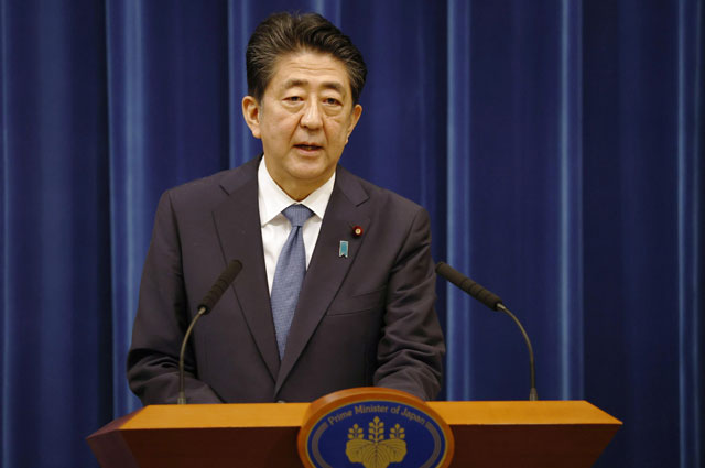 아베 신조 일본 총리가 28일 도쿄 총리관저에서 사임 기자회견을 열면서 프롬프터 없이 즉흥적으로 답하고 있다. [교도=연합]