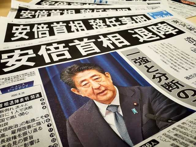 일본 주요 조간신문들이 29일 아베 총리의 사임 소식을 1면 머리기사로 전하고 있다.