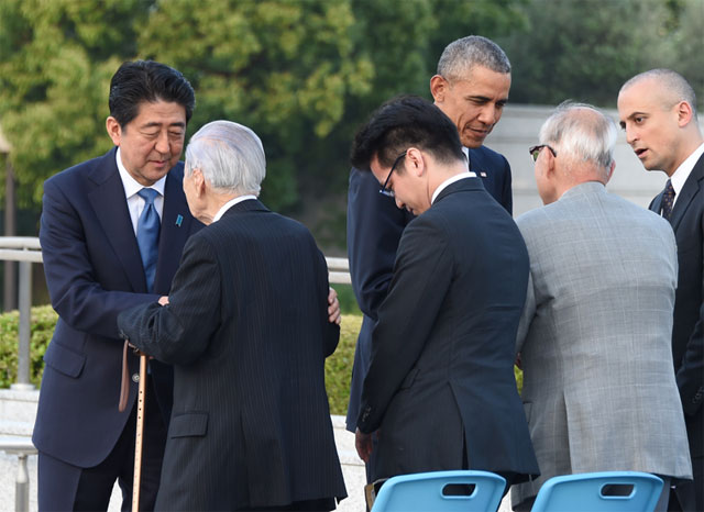 버락 오바마 미국 대통령이 2016년 5월 27일, 아베 총리와 함께 히로시마 평화기념공원을 방문해 원폭 피해자들을 위로하고 있다. [출처=일본 총리관저]