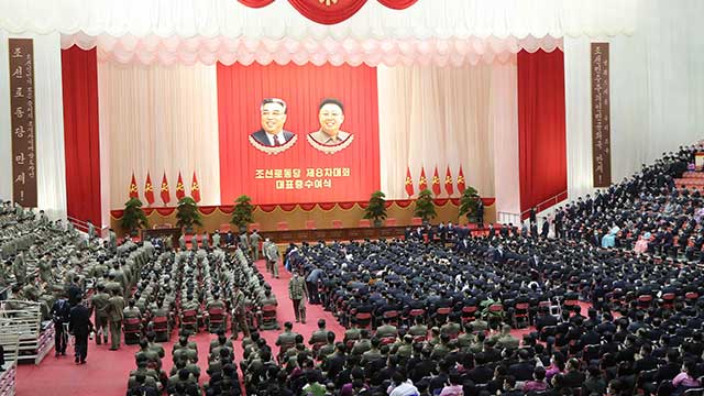 북한이 노동당 8차 당대회에 참가할 대표들에게 '대표증'을 수여했다고 보도한 사진. (북한 조선중앙통신 2020.12.31.) 