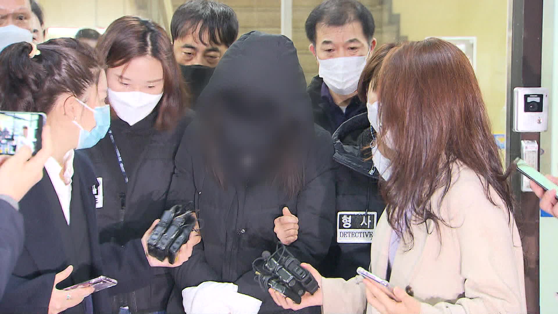 지난해 11월, 양어머니가 서울 양천경찰서에서 검찰로 이송되는 모습이다.