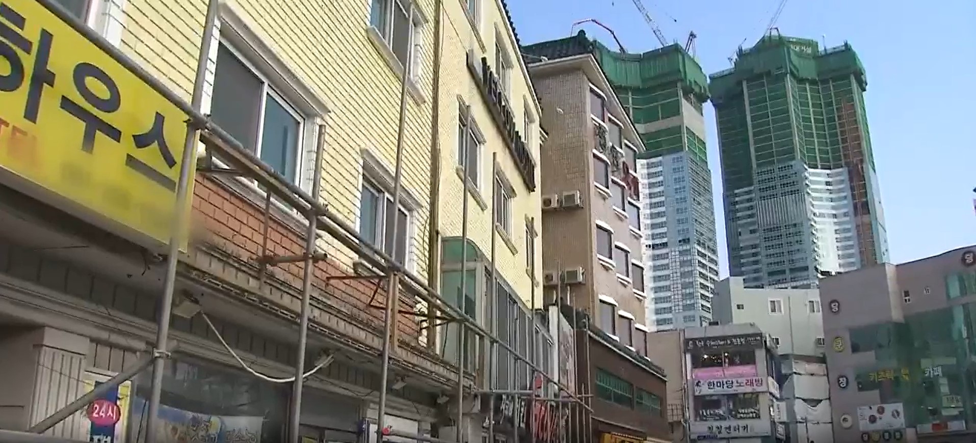 송도해수욕장 인근에 69층 짜리 초고층 건물이 지어지는 모습. 현재 40층가량 지어졌지만 이미 주변 경관을 모두 막고 있다.