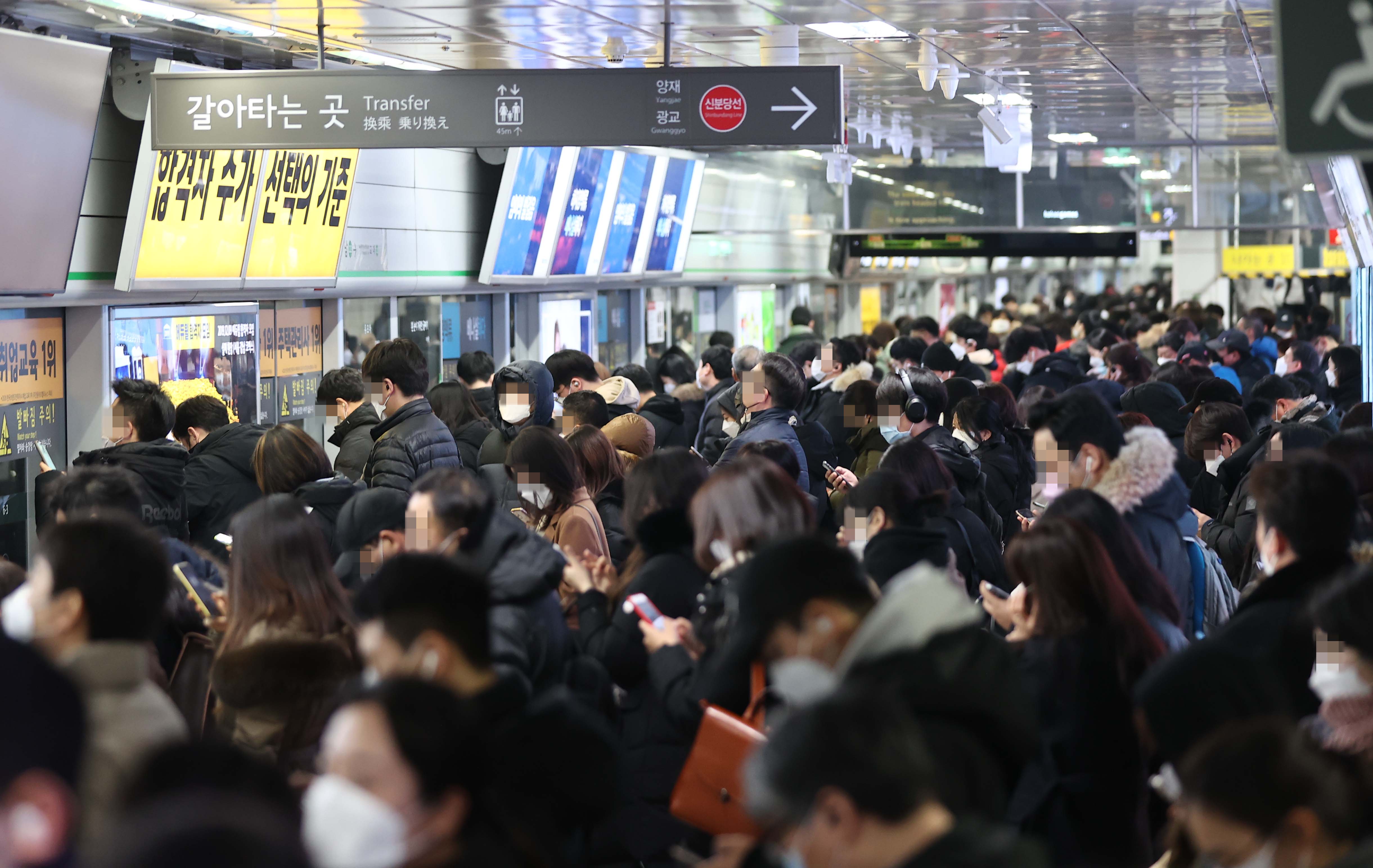                     대설주의보가 내려졌던 지난 12일 퇴근 시간의 서울 지하철 2호선 강남역 승강장 모습