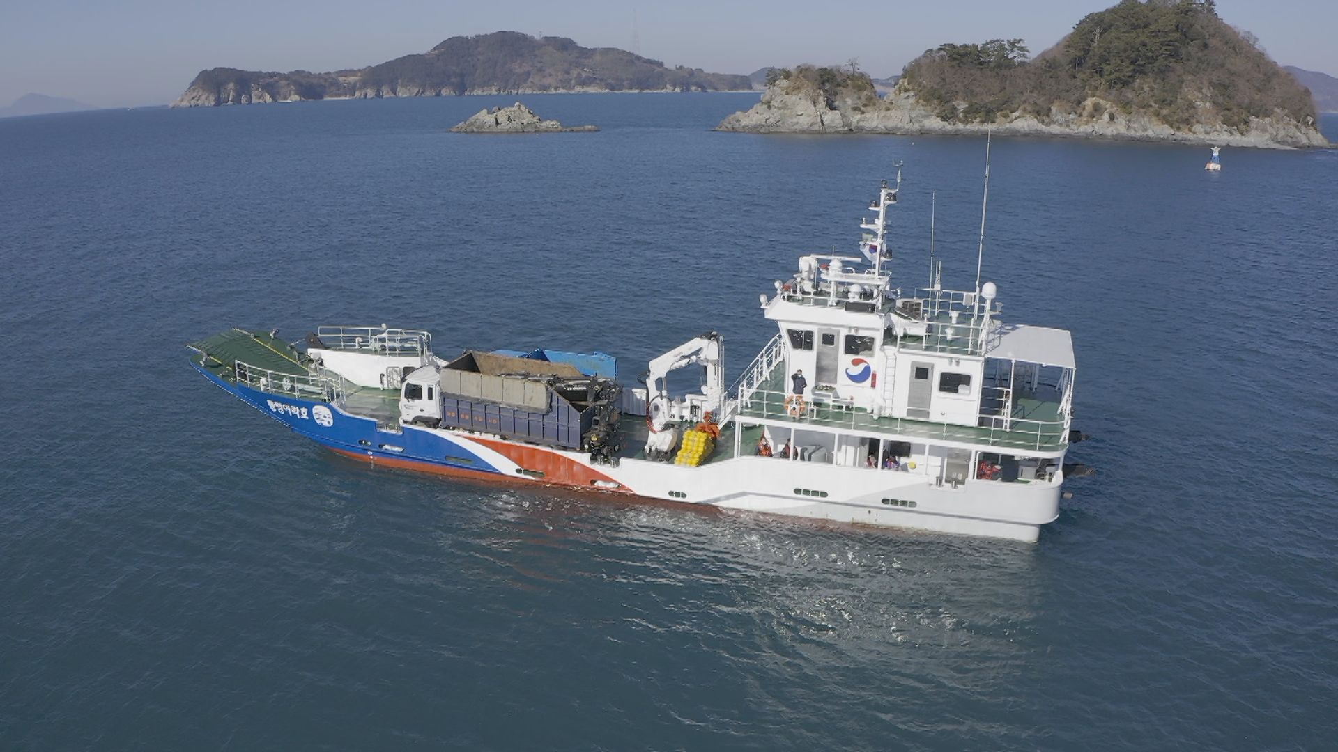 경남 첫 해양 쓰레기 수거 운반선 ‘통영 아라호’
