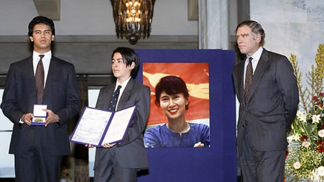 1991년, 구금중인 아웅산 수치여사는 노벨평화상 시상식에 참석하지 못했다. 아들과 남편이 대리 수상했다 (출처 EPA=연합뉴스) 