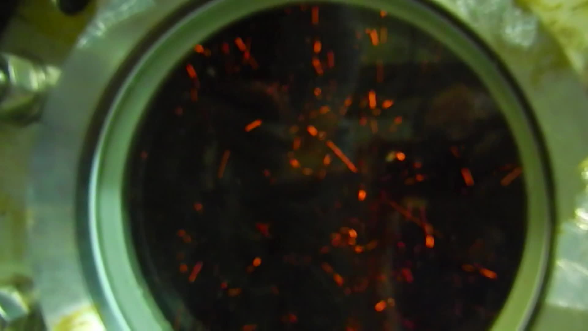  2018년 독일 업체 실험 영상, 촉매가 손상돼 불티가 날아다니는 모습 