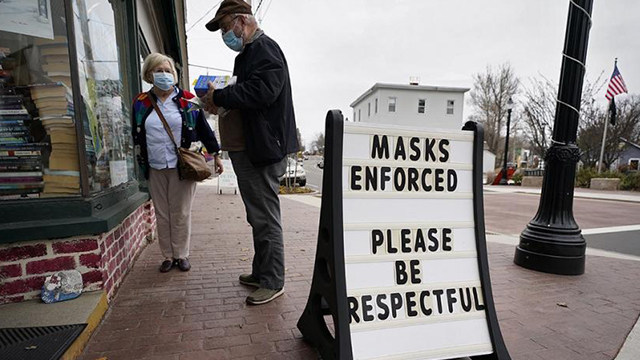 미국의 한 상점앞 마스크 착용을 권하는 입간판에 ‘서로 존중해달라’는 문구가 적혀있다.