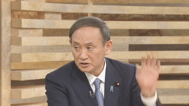 스가 요시히데 일본 총리가 지난해 10월 26일 NHK 뉴스 프로그램에 출연해 학술회의 인사 관련 질문이 반복되자 불쾌한듯 책상을 내려치는 듯한 행동을 보이고 있다. [사진 출처 : NHK 화면]