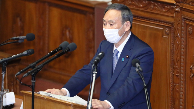 스가 요시히데 일본 총리가 지난해 10월 26일 국회에서 첫 ‘소신표명 연설’을 하고 있다. [사진 출처 : 일본 총리관저]