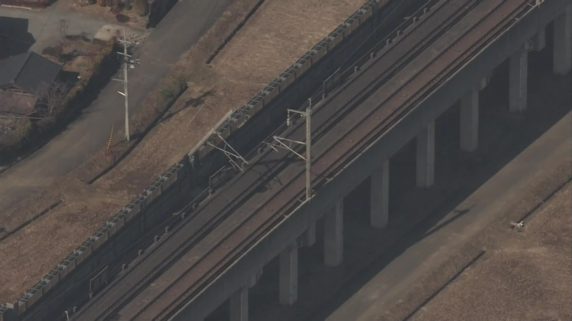  지진으로 일본 고속철도 신칸센 철로의 전신주가 휜 모습