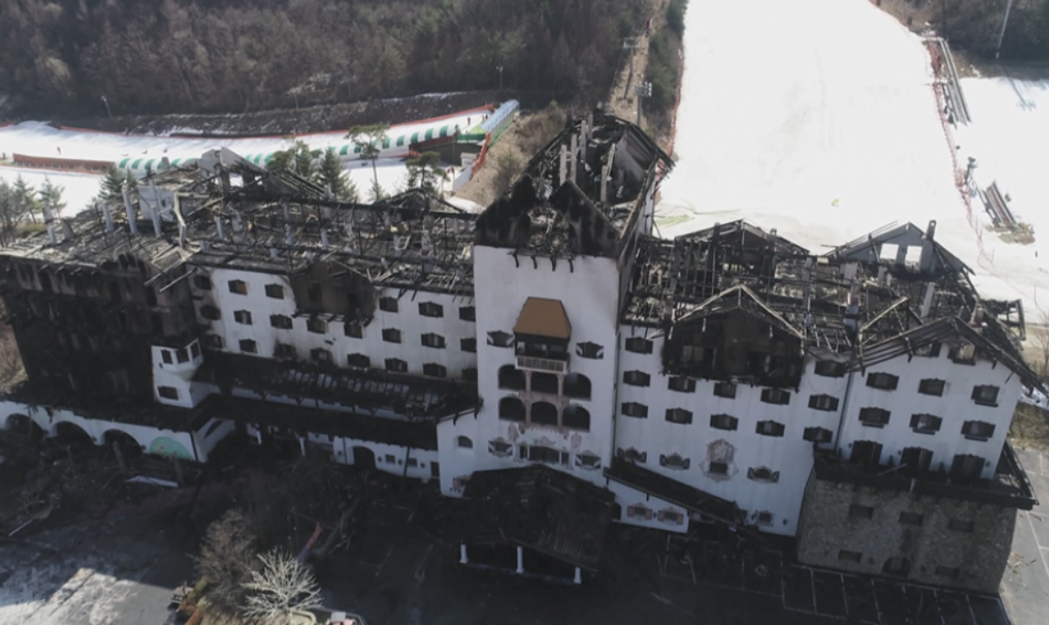  화재 진화가 끝난 티롤 호텔의 모습 (드론 사진)