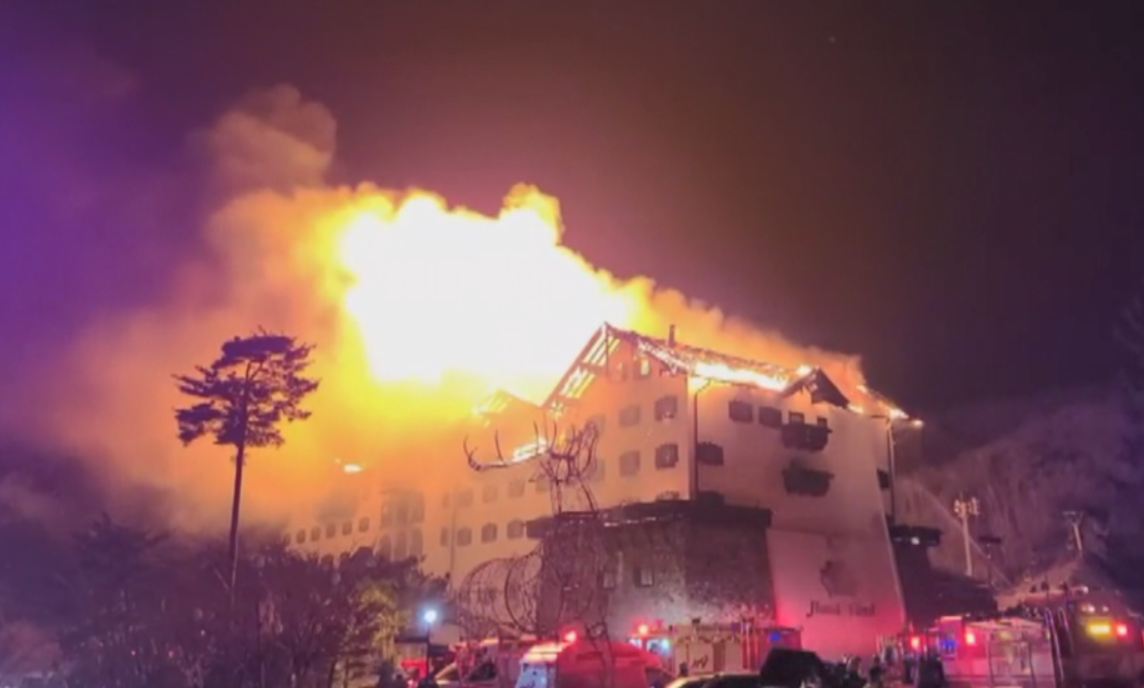  지난 20일 밤, 무주 덕유산리조트 티롤 호텔의 화재 장면