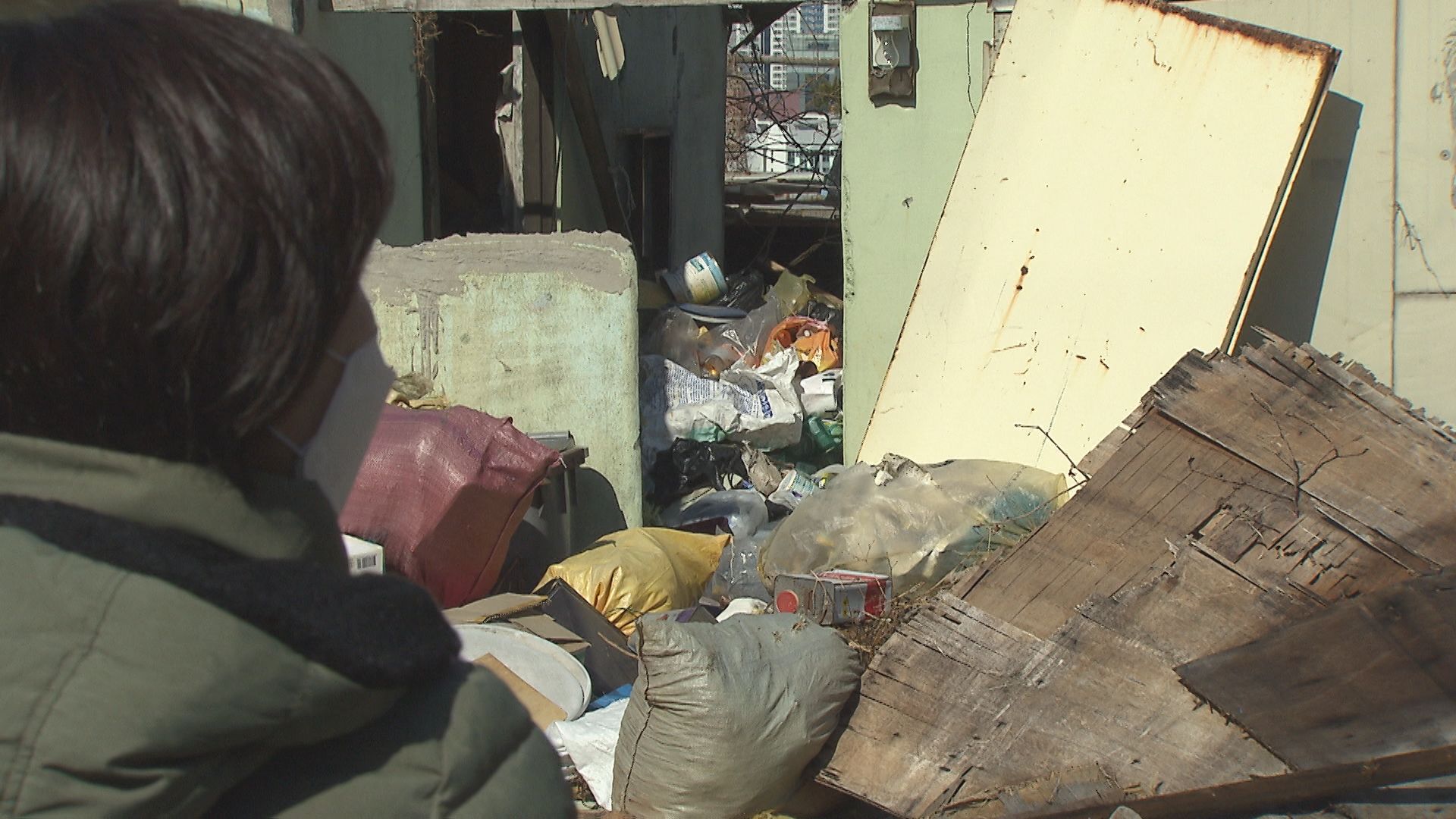 어린이집 통학로 옆 방치된 쓰레기와 빈집. 재개발로 이미 주민 대부분이 이주를 마쳤다.