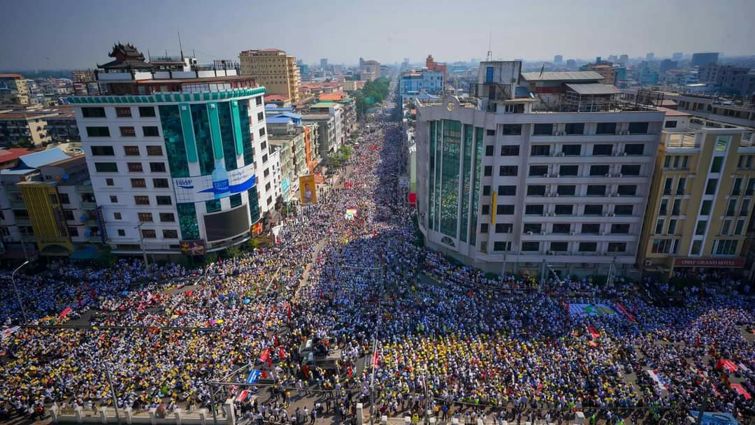 지난 22일, 미얀마 만달레이 도심에서 ‘22222 총파업’ 대규모 시위 모습 [출처: 현지 익명 제보자. 재판매 및 DB금지]     