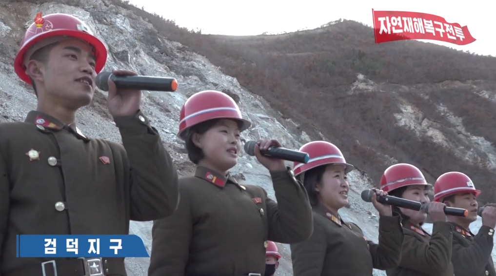  지난해 10월 수해복구 현장에 투입된 북한군들의 모습. 조선중앙TV 화면.