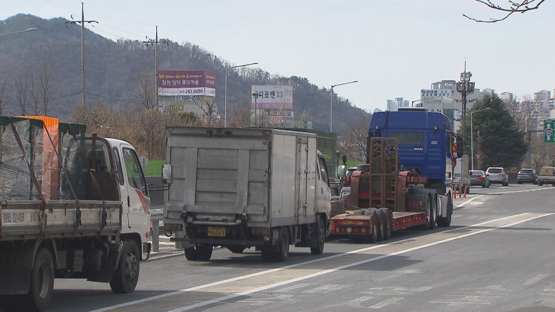 남해고속도로 졸음쉼터에 화물차가 주차된 모습
