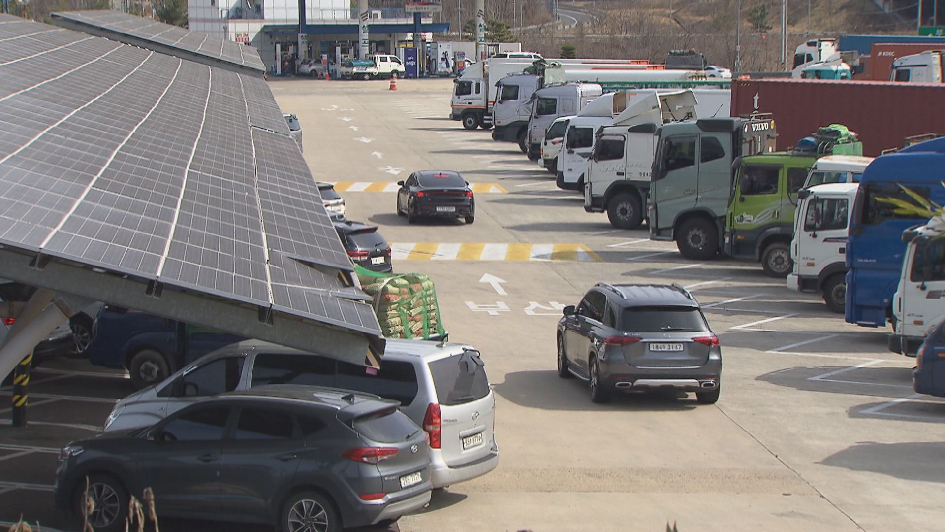  주차장에 태양광 패널이 설치된 경남 함안휴게소