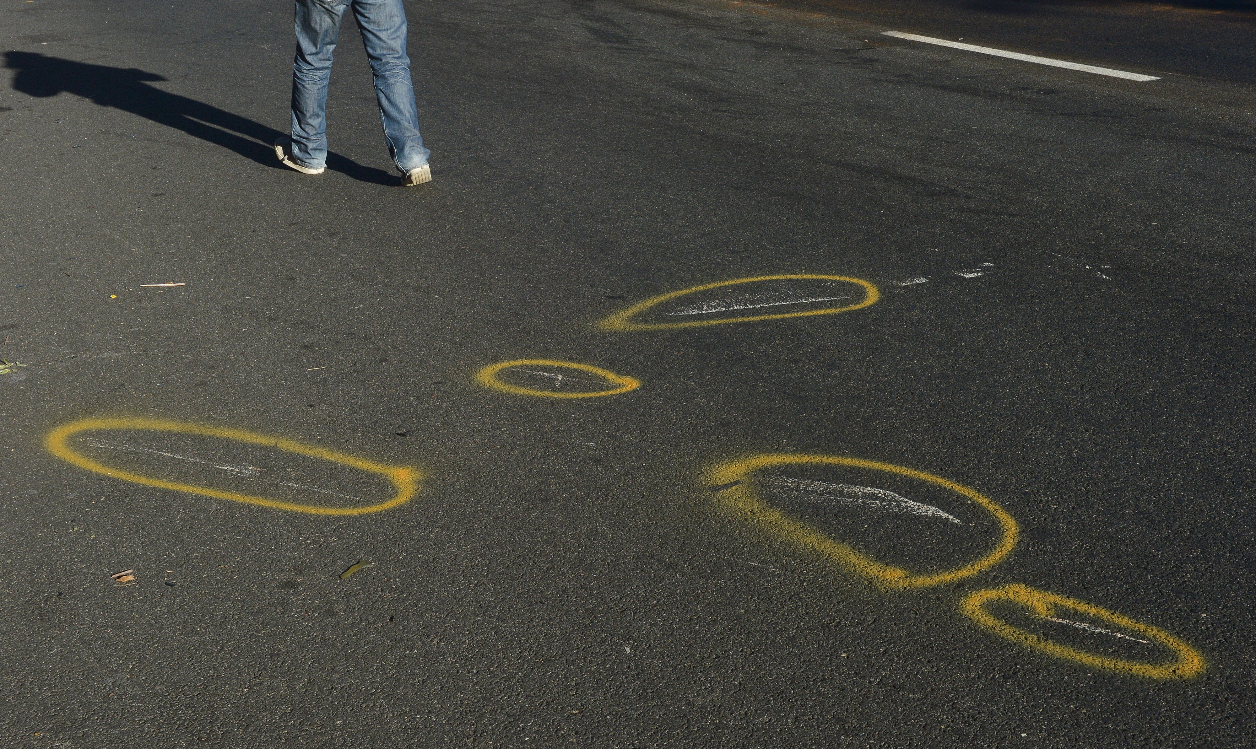  우즈의 차량 사고가 난 도로 주변에 전문가들이 원인 조사 후에 표시한 흔적들