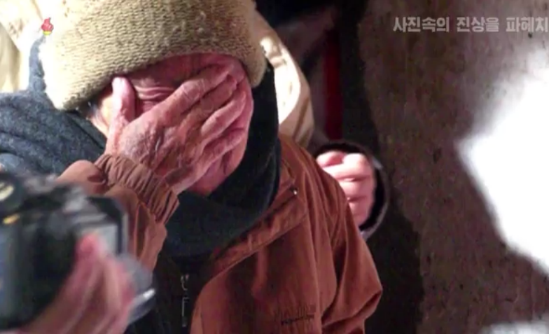 2003년 중국의 옛 일본군 위안소를 찾아가 눈물을 흘리는 박영심 할머니의 모습. 조선중앙TV 화면.