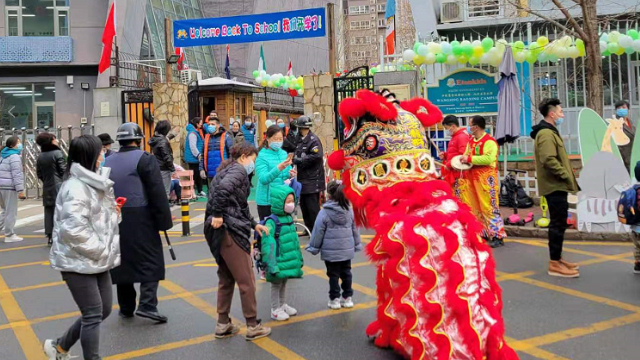 3월 1일 베이징 왕징의 한 유치원이 등원을 축하하며 전통 공연을 열었다.
