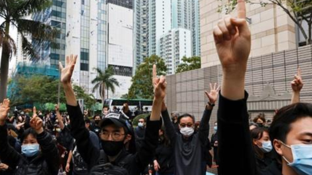 3월 1일 홍콩 범민주진영 인사 47명의 보석 심리가 열린 웨스트카오룽 법원 앞에 모여든 시위대(출처=연합뉴스) 