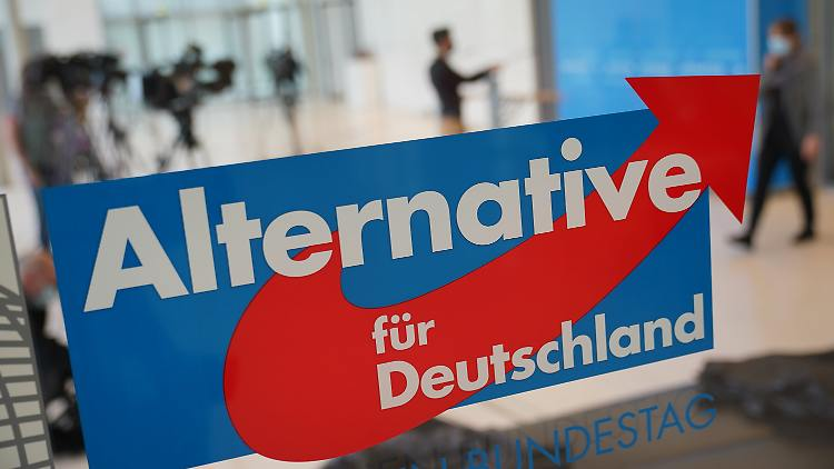 ‘독일을 위한 대안당’ 로고. 오른쪽 위로 치솟은 화살표는 대안당의 지향점이 무엇이진 상징한다.