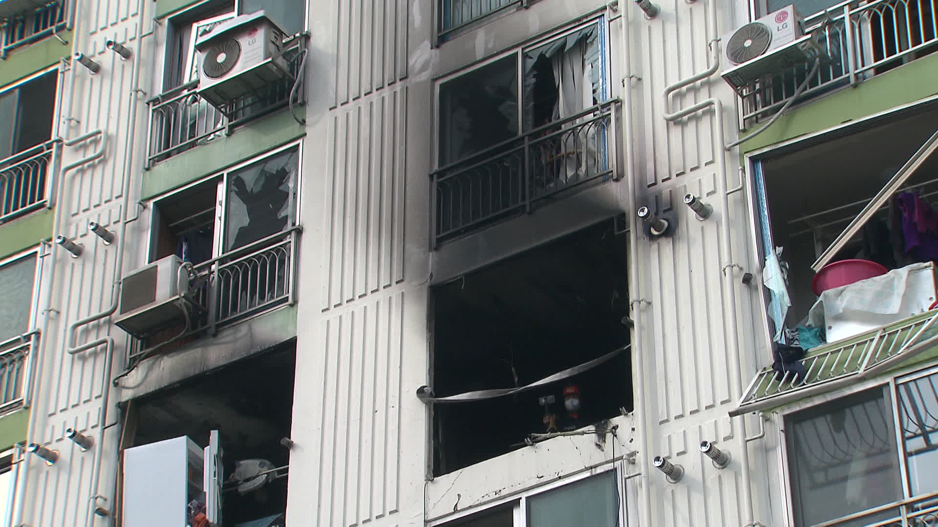 아파트 6층에서 발생한 불이 베란다를 타고 윗 집으로 번진 모습