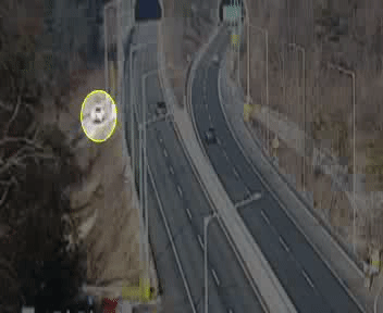 견인차가 비상회차로 문 열고 고속도로 반대편으로 이동하는 모습 (도로공사 CCTV)