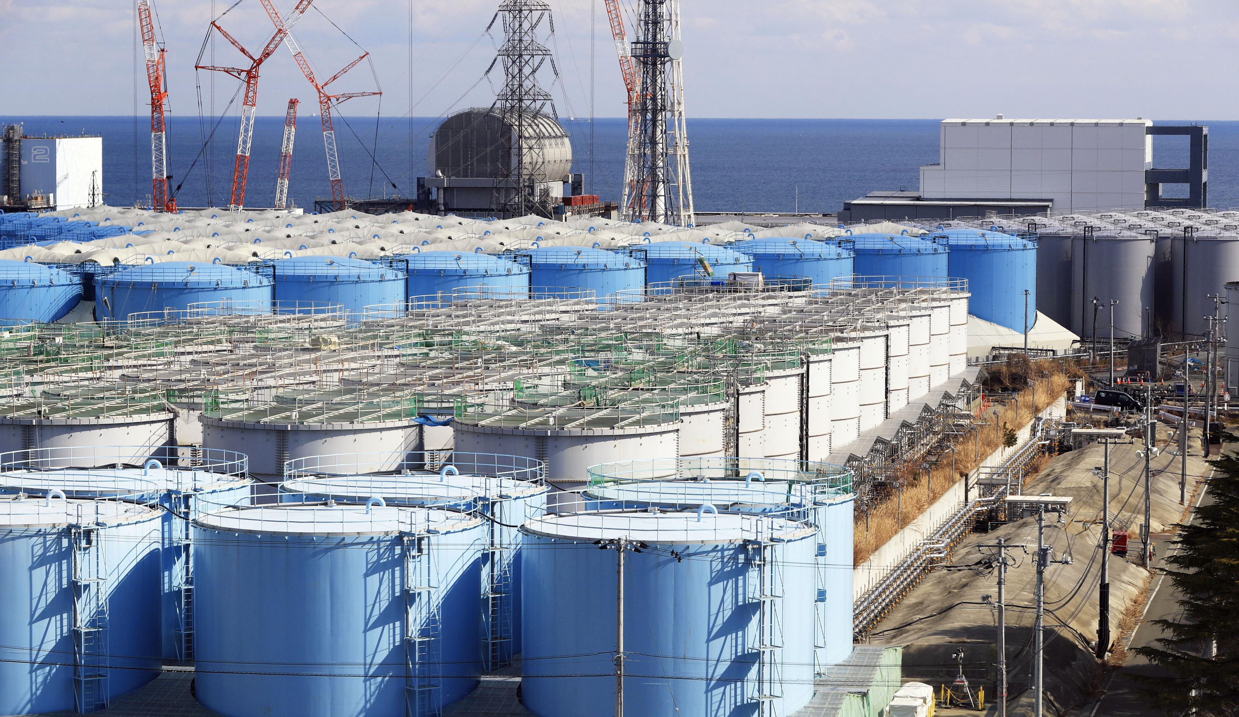 일본 후쿠시마 제1 원전 부지에 오염수를 담아둔 대형 물탱크가 늘어서 있는 모습