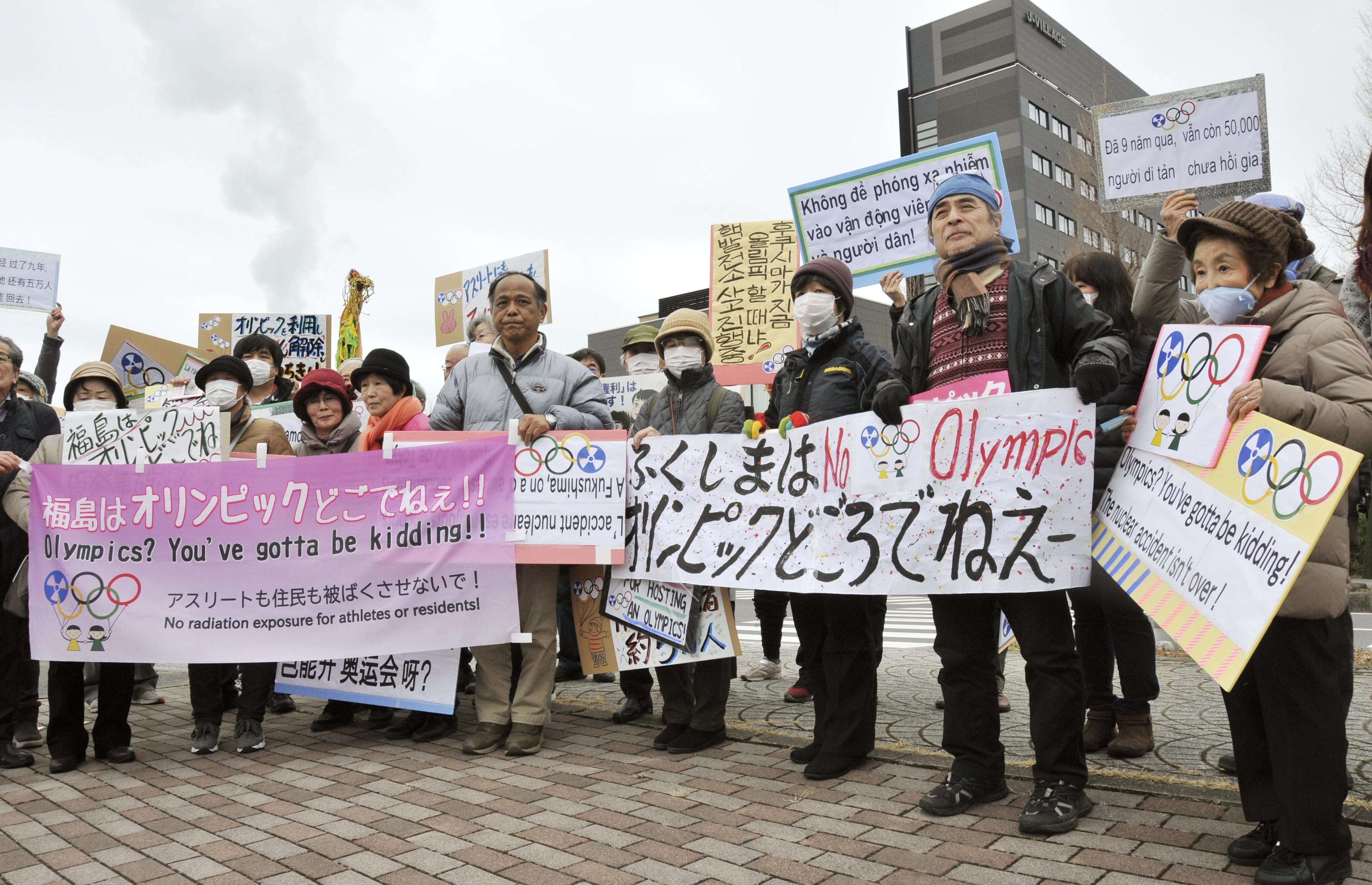 일본 정부가 올 7월 개막하는 도쿄올림픽에서 '부흥' 메시지만을 강조하는 것에 반대하는 사람들이 2월 29일 후쿠시마현 J빌리지 인근에서 시위하고 있다. 〈교도통신〉