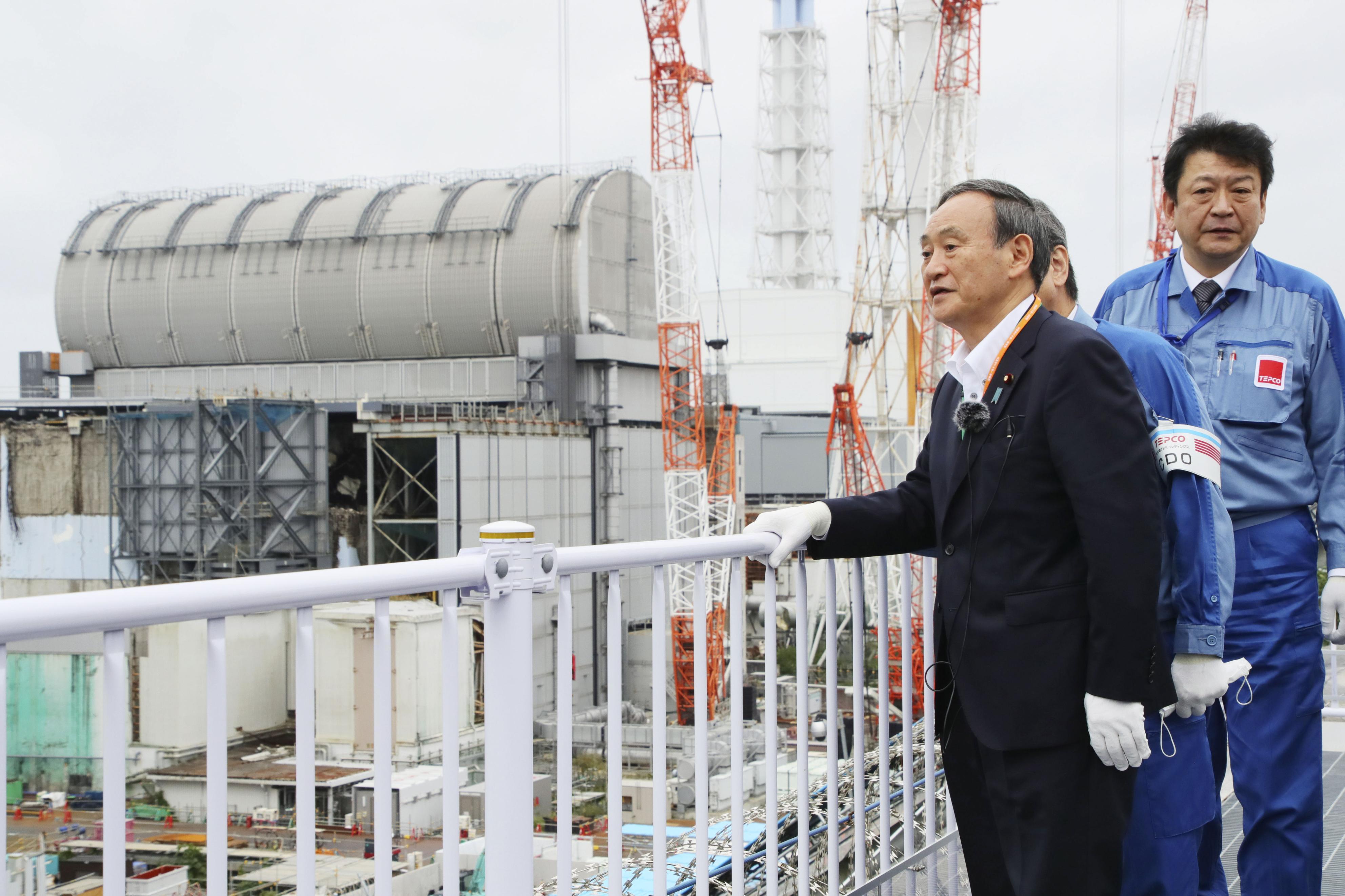 스가 요시히데 일본 총리가 지난해 9월 26일, 동일본대지진 당시 폭발사고가 났던 후쿠시마 제1 원전을 방문해 폐로 작업이 진행 중인 현장을 둘러보고 있다. 〈교도통신〉