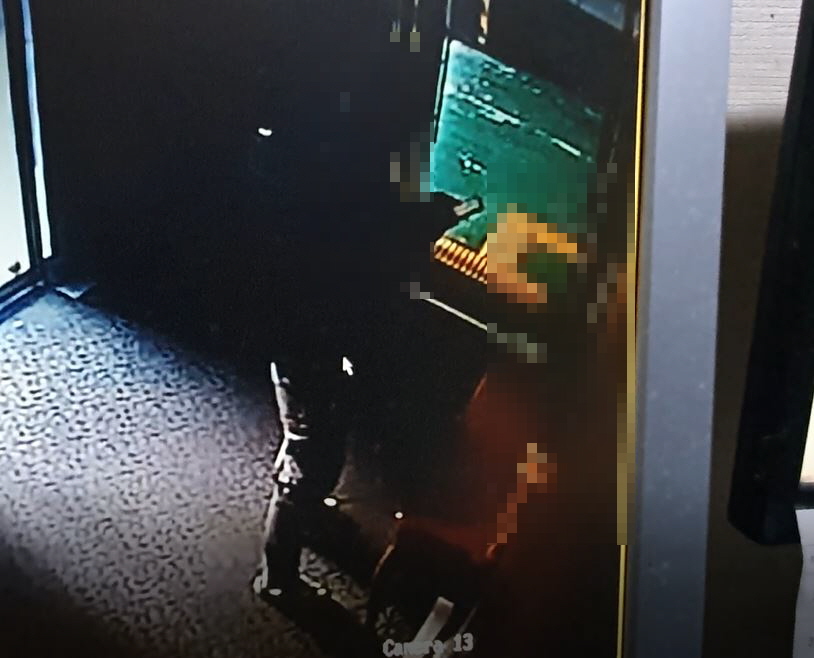 숙박업소 계산대에서 휴대전화를 빌려 몰래 소액결제하는 남성의 모습이 담긴 CCTV 화면