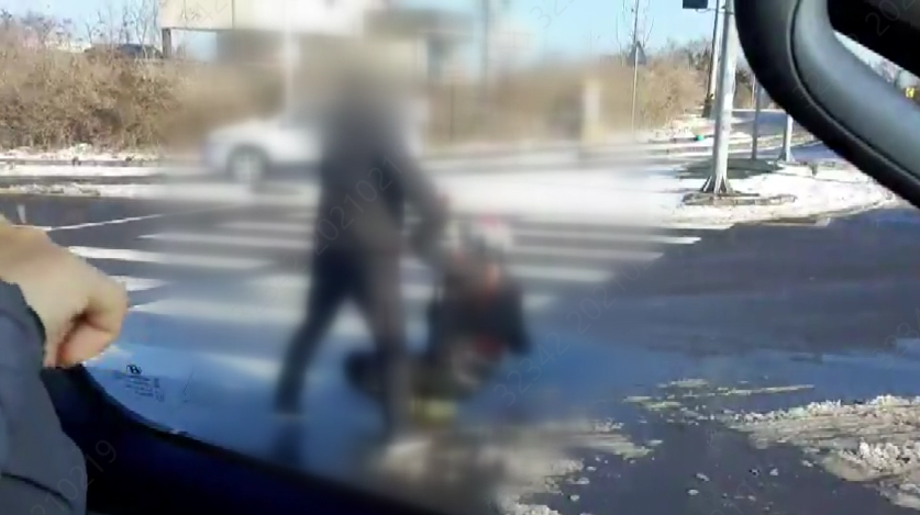 40대 남성이 오토바이 운전자를 폭행하는 장면(영상 캡처)