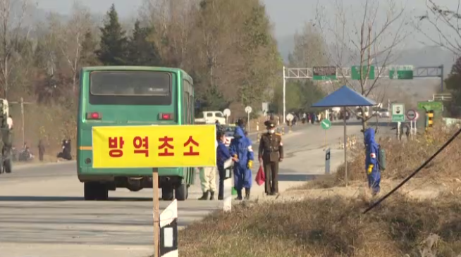 도로에 방역초소를 설치하고 버스 탑승객의 체온을 재는 모습. 북한은 지난해 1월부터 국경 봉쇄를 유지하고 있다. 조선중앙TV 화면.