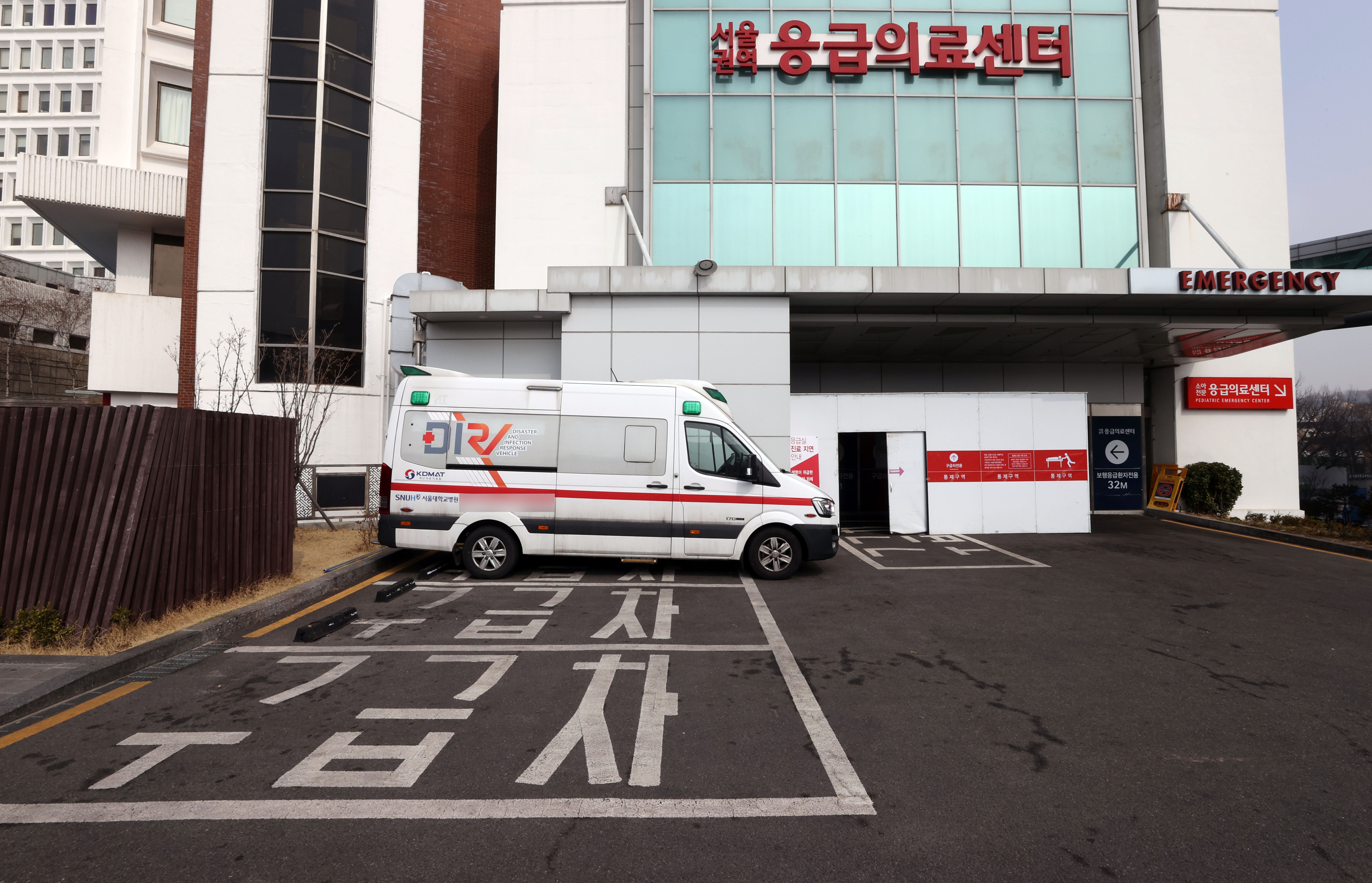  지난 14일, 코로나19 확진자 발생으로 임시로 운영이 중단된 서울대학교병원 응급의료센터